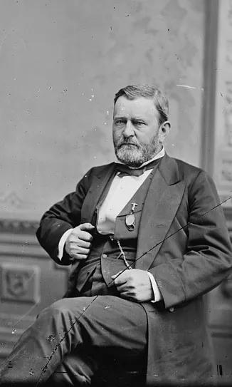 Fotografía antigua de Ulysses S. Grant, sentado, con barba, traje oscuro y corbata de lazo.